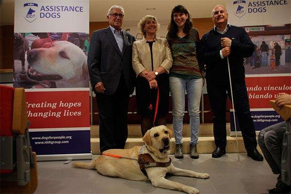 El COV de Barcelona acoge la entrega del primer perro guía para la Asociación Discapacidad Visual Cataluña
