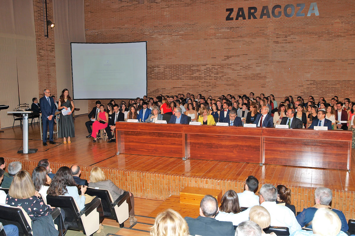 los nuevos graduados en veterinaria de la universidad de zaragoza recogen su diploma los nuevos graduados en veterinaria de la universidad de zaragoza recogen su diploma