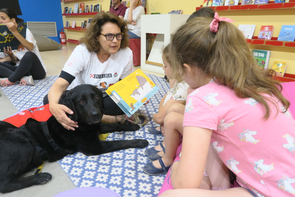 seis-perros-fomentan-la-lectura-entre-los-ninos-en-la-feria-del-libro