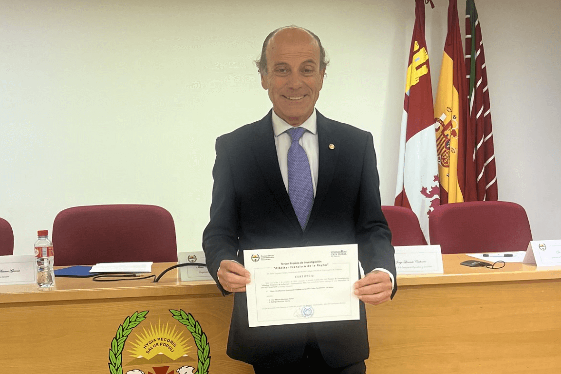 jose-alberto-montoya-alonso-recibe-el-iii-premio-nacional-de-investig